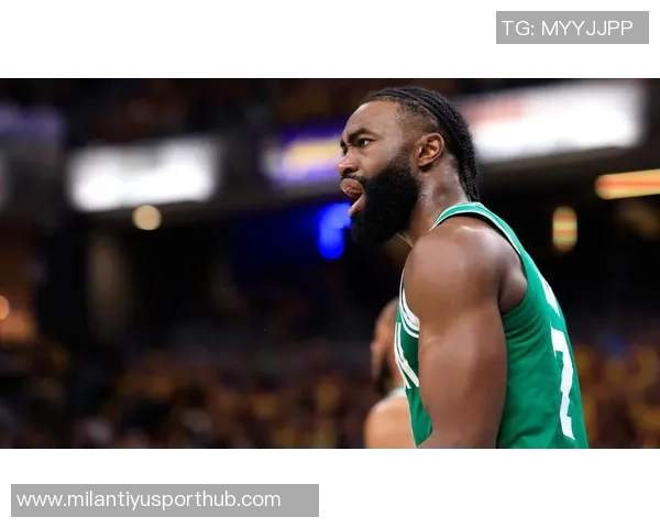 杰伦布朗连续9场比赛得分30平伯德队史纪录展现超强实力 杰伦布朗连续9场比赛得分30平伯德队史纪录展现超强实力